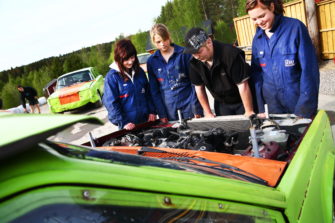 Ralliripari houkuttaa kirkkoon