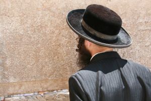 Israelissa alle puolet pitää itseään uskonnollisena