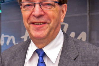 Paavo Väyrynen kosii nuoria seurakuntavaaliuurnille