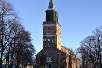 Kirkosta eroajien enemmistö ei konservatiiveja tai liberaaleja