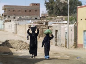 Muslimit ihmiskilpinä Egyptin koptikristityille