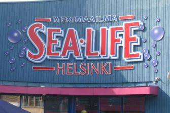 Lapsi kastettiin akvaariossa Helsingissä