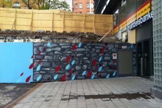 Helsingin Narinkkatorille ilmestyi itkumuuri