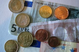 Uskonnollisiin tilaisuuksiin osallistuvat lahjoittavat hyväntekeväisyyteen eniten