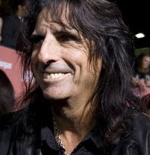 Alice Cooper pitää nykyään raamattutunteja