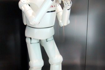 Kirkon työalasihteeri: Hoitohenkilökuntaa ei voi korvata roboteilla vanhustyössä