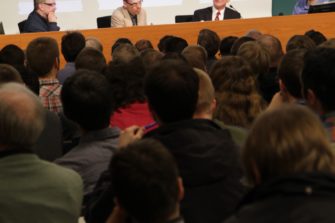 Yli sata kuulijaa jäi ulkopuolelle Craigin ja Enqvistin väittelystä
