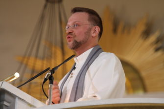 Kuopion uusi piispa Jari Jolkkonen: Usko Jumalaan ja rakkaus lähimmäiseen kuuluvat yhteen