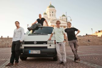 Suomalaismiehet lähtivät autolla kohti Nepalia naisten turvakodin auttamiseksi