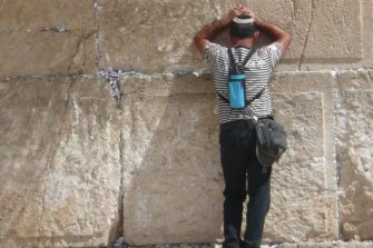 Juha Auvinen: Israel on kahden tulen välissä