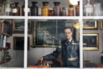Kenttäpiispa kahden tulen välissä