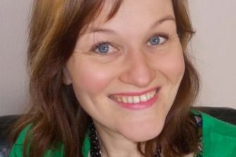 Elina Vaittisesta uusi Raamattu kannesta kanteen -radioääni