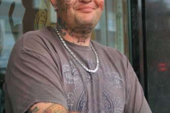 Ron Soelen pitää Alfa-kurssia tatuointiliikkeessä
