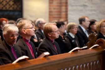 Piispat ja osa poliitikoista paheksuu arkipyhien kauppaamista