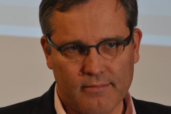 Mikael Pentikäinen kehottaa miettimään seurakuntarakenteita uudelleen