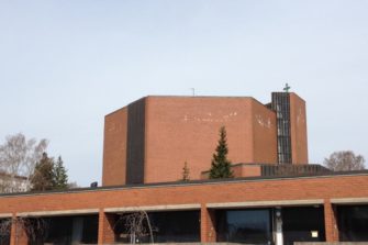 Moskeijasta tullut mies iski kirkkoon islam-illan aikana