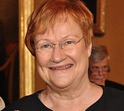 Tarja Halonen seuraa Jari Sarasvuota saarnastuoliin