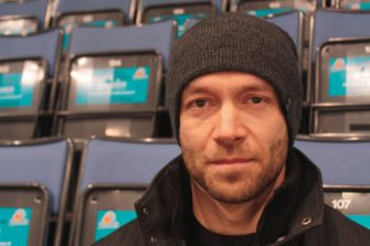 Jan Latvala pelaa jääkiekkoa Jumalan kämmenellä