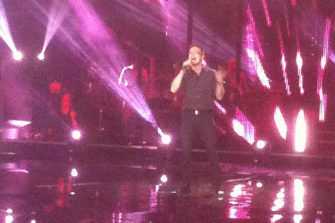 Voice of Finlandin Tomas Höglund esiintyy Golden Gospel palkittujen kanssa