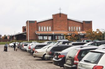 Esikoislestadiolaiset harkitsevat sakramenttien ottamista oman liikkeen käsiin