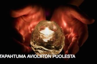 Eduskuntatalon edessä osoitetaan tänään mieltä perinteisen avioliiton puolesta