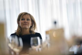 Eija-Riitta Korhola kohutusta #430-kampanjasta: Kirkollisissa piireissä puhutaan nyt kapitalismista ja kommunismista