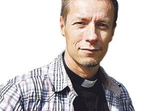 Ville Auvinen: Uskontoa ei voi poistaa politiikasta