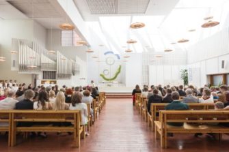 Komediasarja suomalaisin silmin: Seurakuntia saa uudistaa