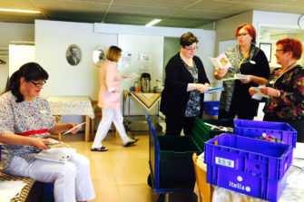 Somen siivittämänä tuhansia ystävänpäiväkortteja senioreille