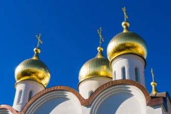 Naispiispa ortodoksikirkon alttarilla kuohuttaa