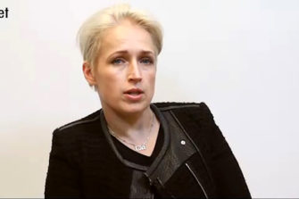 Radiot muistavat hiljaisia: Juontaja Anna Perho katuu yhä yksinäisen ohittamista