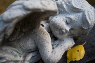 Lapsettomien lauantaina muistellaan tyhjiksi jääneitä sylejä