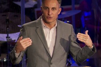 Tullian Tchividjian irtisanoutui pastorin virastaan – syynä ongelmat avioliitossa