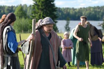 Johtaja kahden tulen välissä