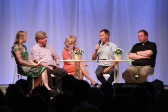 Eturivin päättäjät keskustelivat: tunteeko suomalainen yhteiskunta armoa?