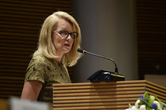 Kehitysministeri Lenita Toivakka: Hallituksen päätös leikata kehitysyhteistyöstä pitää