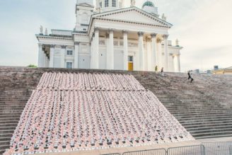 Summer Up -festivaalin mainostempaus peitti Tuomiokirkon portaat vähäpukeisilla Nicki Minaj -hahmoilla. 