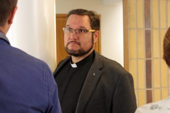 Helsingin seurakunnat valmiit hätämajoittamaan tuhat turvapaikanhakijaa