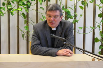 Piispa Kaarlo Kalliala etsii suihkuvieraita vastaanottokeskuksesta