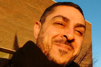 Toimittaja Arman Alizad: Kaikki ovat lähimmäisiäni
