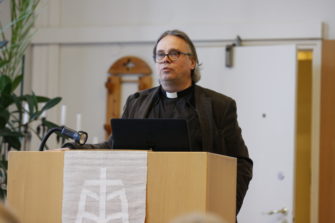 ”Kokonaiskirkko näyttää arastelevan Jumalasta puhumista”