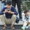 Kiinalaismies, poika ja mobiiliviestin