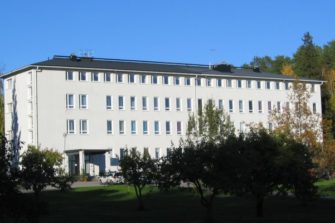 Muslimiperheiden lapsia oppilaina kristillisessä koulussa
