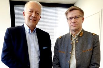 Terveysvalistaja Pekka Puska kysyi Dein debatissa, onko lähiöpubien ”kaljan vetäminen” kulttuuria