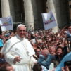 Paavi Franciscus Pietarinaukiolla Vatikaanissa