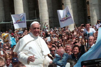 Paavi Franciscus Pietarinaukiolla Vatikaanissa