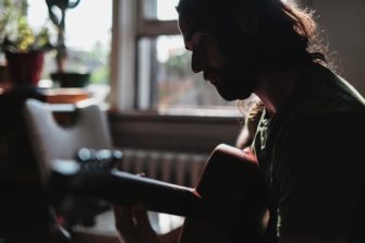 Tutkimus: Mitä vanhempi ihminen sitä surumielisempi musiikkimaku
