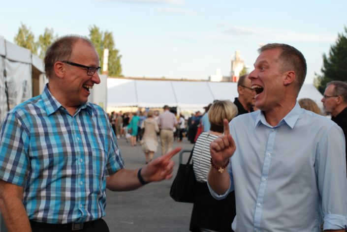 Kirkkokunnanjohtaja Hannu Vuorinen (vas.) tulkkasi juhlien pääpuhujan Richard Svenssonin puheet. Heillä on usean vuoden yhteistyö takanaan, joten tunnelma oli rento.