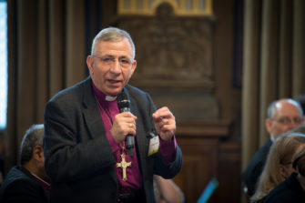 Arabikristitty piispa saarnaa Kuopion synodaalissa