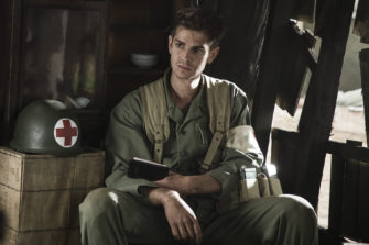 HACKSAW RIDGE – Aseeton sotilas – Mel Gibsonin comeback on kriitikoiden ylistämä sotaelokuva kristitystä sankarista
